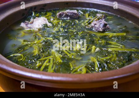 Un delizioso e classico piatto cinese, ossa di maiale in zuppa di crescione Foto Stock