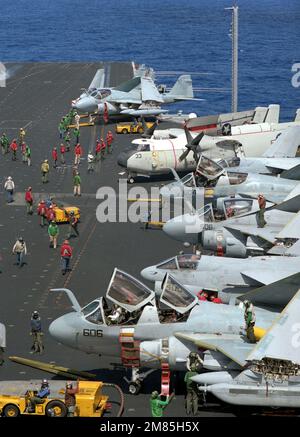 Gli equipaggi della piattaforma di volo preparano vari aerei per il volo a bordo della portaerei nucleare USS CARL VINSON (CVN-70). Paese: Oceano Pacifico (POC) Foto Stock