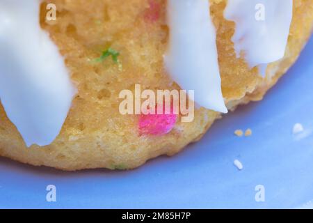 Torta di conetti su piatto blu Foto Stock