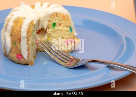 Torta di conetti su piatto blu Foto Stock