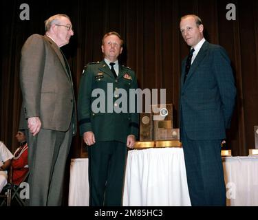 Il Vice Segretario della Difesa William H. Taft IV, ospita le cerimonie del Commander in CHIEF Installation Excellence Awards e presenta premi a MG James Van Loben Sels, USA, FT. Leonard Wood, MO; BG William A. Bloomer, USMC, El Toro Air Station, CA; CAPT Micheal R. Gluse, USM; e MG Peter T. Kempf, USAF, Holloman AFB, NM. Tra gli altri partecipanti vi sono il Sottosegretario dell'Esercito James R. Ambrose; il Vice Segretario dell'Esercito, Installation & Logistics, John W. Shannon e LTG Max W. Noah, USA, Comptroller. Base: Eisenhower Building, Washington state: District of Columbia (DC) Paese: Stati Uniti Foto Stock