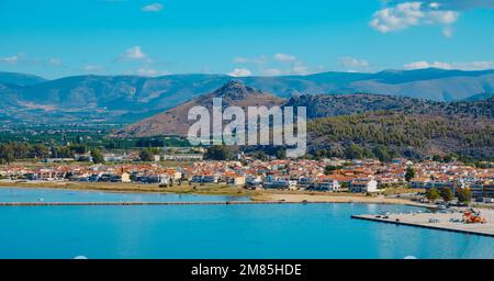 Una vista sul porto di Napflio nel Mar Egeo, in Grecia, in una giornata estiva Foto Stock