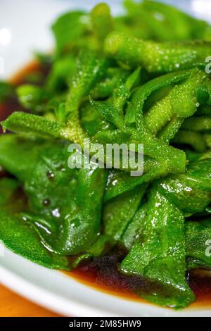 Un piatto di erba ghiacciata fresca e croccante Foto Stock