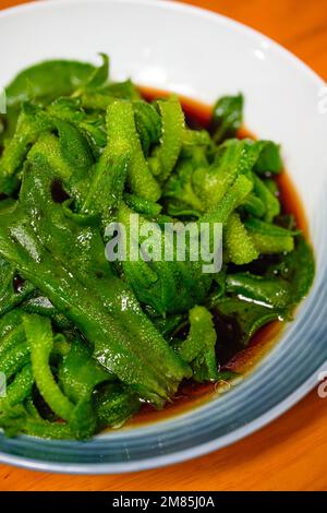 Un piatto di erba ghiacciata fresca e croccante Foto Stock