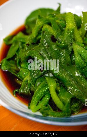 Un piatto di erba ghiacciata fresca e croccante Foto Stock