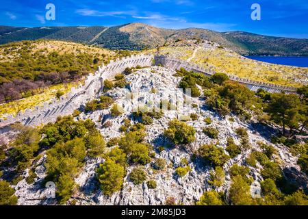 Ostrica storico muro di difesa rovine della baia di Grebastica vista aerea, Dalmazia arcipelago della Croazia Foto Stock