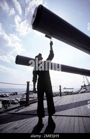 Un equipaggio a bordo della nave da guerra USS IOWA (BB-61) dipinge il cannone centrale della torretta n. 2 durante i preparativi per l'International Naval Review il 4th luglio a New York City. Paese: Sconosciuto Foto Stock