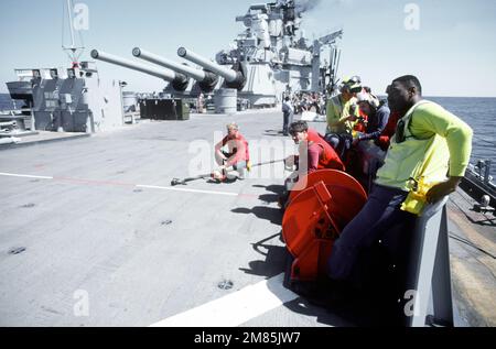 Gli equipaggi si trovano sul ponte di volo a bordo della nave da guerra USS IOWA (BB-61). Paese: Sconosciuto Foto Stock