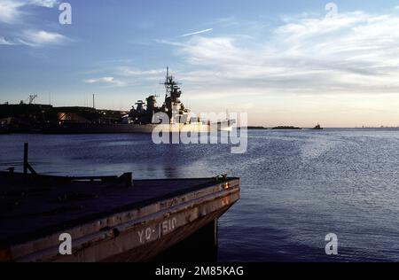 Una vista al tramonto della nave da guerra USS IOWA (BB-61) ormeggiata al Molo 11. Base: Naval Air Station, Norfolk Stato: Virginia (VA) Paese: Stati Uniti d'America (USA) Foto Stock