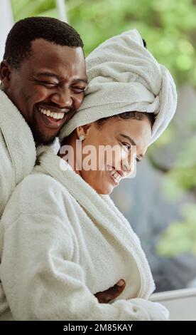 Amore, benessere e relax con una coppia nera in un centro benessere o resort di lusso per romanticismo e datazione. Vitalità, riposo e relax con un uomo e. Foto Stock