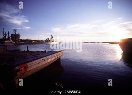 Una vista al tramonto della nave da guerra USS IOWA (BB-61) ormeggiata al molo 11 vicino alla portaerei USS JOHN F. KENNEDY (CV-67) e al cacciatorpediniere missilistico guidato USS CLAUDE V. RICKETTS (DDG-5). Base: Naval Air Station, Norfolk Stato: Virginia (VA) Paese: Stati Uniti d'America (USA) Foto Stock