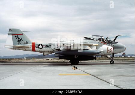 Una vista laterale destra di un aereo di attacco Squadron 196 (VA-196) KA-6D Intruder che si prepara al decollo. Base: Naval Air Station, Fallon Stato: Nevada (NV) Paese: Stati Uniti d'America (USA) Foto Stock