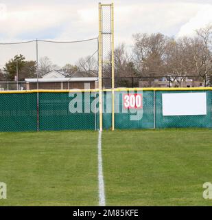 Guardando giù la terza linea di fallo base al palo di fallo 300 metri di distanza su un campo da baseball erba. Foto Stock
