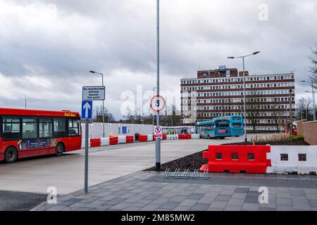 Stazione temporanea degli autobus con Delamere House a Crewe Cheshire Regno Unito Foto Stock