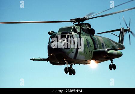 Vista frontale sinistra di un elicottero Jolly Green Giant HH-3E in volo durante l'esercizio Patriot Coyote. Soggetto operativo/Serie: PATRIOT COYOTE Stato: New Mexico (NM) Paese: Stati Uniti d'America (USA) Foto Stock