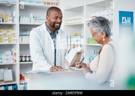Assistenza sanitaria, farmacista e donna al banco con la medicina o la vendita di farmaci da prescrizione presso il negozio di droga. Salute, benessere e assicurazione medica, uomo nero Foto Stock