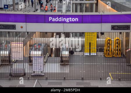 Londra, Regno Unito. 12th gennaio 2023. L'ingresso della Elizabeth Line alla stazione di Paddington è stato chiuso, mentre la TSSA (Transport Salaried Staffs' Association) è stata teatro di uno sciopero sulla retribuzione. Credit: Vuk Valcic/Alamy Live News Foto Stock