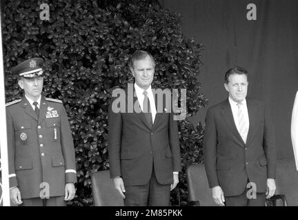 GEN Larry D. Welch, Vice Presidente George H.W. Bush, e il Segretario della Difesa Caspar W. Weinberger stand durante la cerimonia in cui Welch è giurato come CAPO di STATO MAGGIORE dell'Aeronautica militare. Paese: Sconosciuto Foto Stock