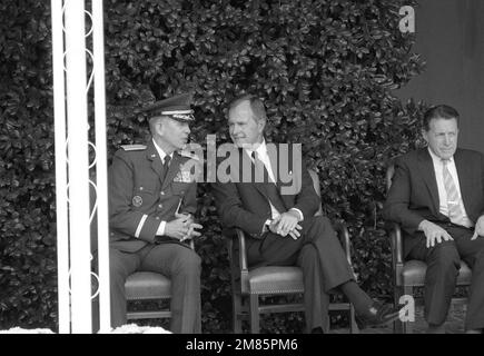 GEN Larry D. Welch parla con il Vice Presidente George H.W. Bush durante la cerimonia in cui Welch è giurato come CAPO di STATO MAGGIORE dell'aeronautica. Il Segretario della Difesa Caspar W. Weinberger è seduto alla sinistra di Bush. Paese: Sconosciuto Foto Stock