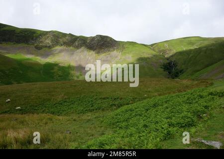 Cautley Spout Waterfall & Crag in the Howgill Fells da un percorso di Cautley Holme Beck vicino a Sedbergh nel Yorkshire Dales National Park, Inghilterra, Regno Unito. Foto Stock