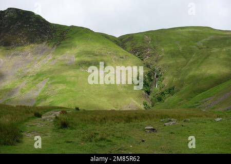 Cautley Spout Waterfall & Crag in the Howgill Fells da un percorso di Cautley Holme Beck vicino a Sedbergh nel Yorkshire Dales National Park, Inghilterra, Regno Unito. Foto Stock