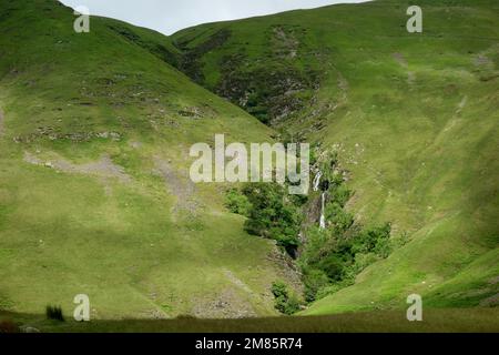 Cautley Spout Waterfall & Crag in the Howgill Fells da un percorso di Cautley Holme Beck vicino a Sedbergh nel Yorkshire Dales National Park, Inghilterra, Regno Unito. Foto Stock