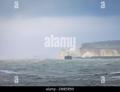 Onde infrangenti in una giornata ventosa di inverni al faro di Newhaven guardando ad ovest da Seaford East Sussex sud est Inghilterra Foto Stock