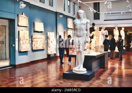 Oxford, Regno Unito - Marzo 02 2020: Statue di marmo in mostra al Museo Ashmolean di Arte e Archeologia Foto Stock