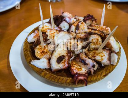 Un piatto di pulpo a la gallega servito in un ristorante a Cangas, Galizia, Spagna Foto Stock