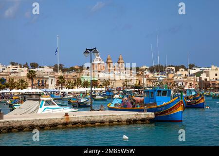 Luzzus, le tipiche barche colorate da pesca di Malta, nel porto di Marsaxlokk, Malta, Europa Foto Stock