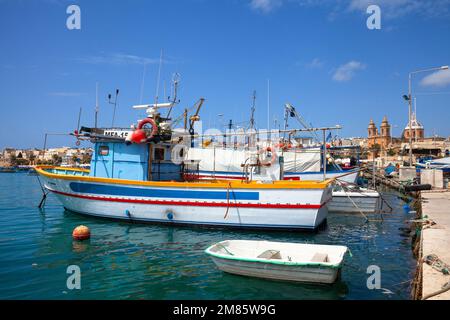 Luzzus, le tipiche barche colorate da pesca di Malta, nel porto di Marsaxlokk, Malta, Europa Foto Stock