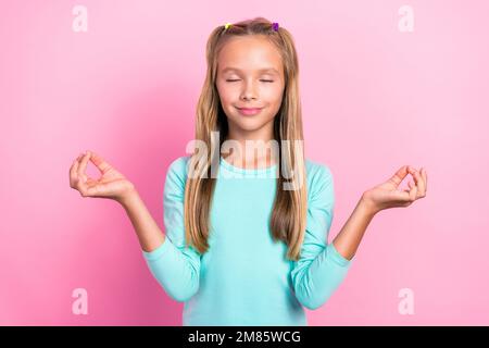 Primo piano foto di giovane bambina scolaro giovane preteen chiuso occhi sognante meditazione dito positivo buon umore isolato su sfondo di colore rosa Foto Stock