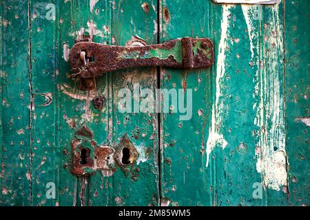 Serratura arrugginita con chiavistello, su porta in legno intemperiata, Valletta, Malta, Europa Foto Stock