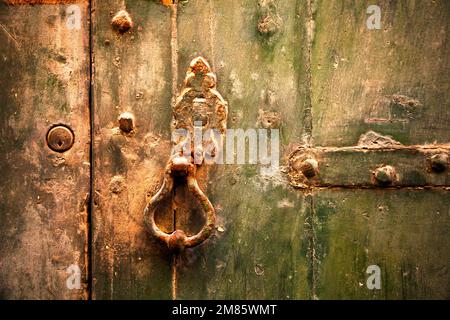 Serratura arrugginita con chiavistello, su porta in legno intemperiata, Valletta, Malta, Europa Foto Stock