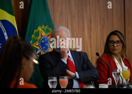 DF - Brasilia - 01/12/2023 - BRASILIA, COLAZIONE CON IL PRESIDENTE - il Presidente del Brasile, Luiz Inacio Lula da Silva, partecipa a una colazione con i giornalisti al Palazzo Planalto di Brasilia, 12 gennaio 2023 Foto: Mateus Bonomi/AGIF/Sipa USA Foto Stock