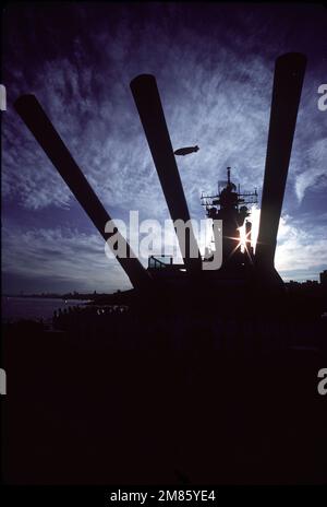 Una vista al tramonto della nave da guerra USS IOWA (BB-61) con un blimp overhead durante l'International Naval Review. Stato: New York (NY) Paese: Stati Uniti d'America (USA) Foto Stock