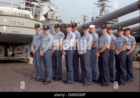 Undici ufficiali di prima classe si posano per una foto a bordo della nave da guerra USS IOWA (BB-61). Questi uomini sono selectees per l'avanzamento al livello di ufficiale capo piccolo. Paese: Oceano Atlantico (AOC) Foto Stock