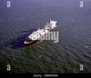 Una vista elevata di prua portuale della nave marittima di preposizionamento USNS 2nd LT. JOHN P. BOBO (T-AK-3008) IN CORSO. Paese: Sconosciuto Foto Stock