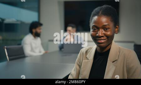 African American etnico professionale businesswoman hr manager datore di lavoro donna azienda CEO esperto donna leader guardando la telecamera seduto al tavolo Foto Stock