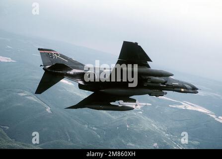 Una vista dal basso lato destro aria-aria di un aereo 52nd Tactical Fighter Wing F-4G Advanced Wild Weasel Phantom II armato di un missile AGM-88A ad alta velocità anti-radiazioni (HARM) e di due bombe CBU-58. Paese: Germania / Germania (DEU) Foto Stock