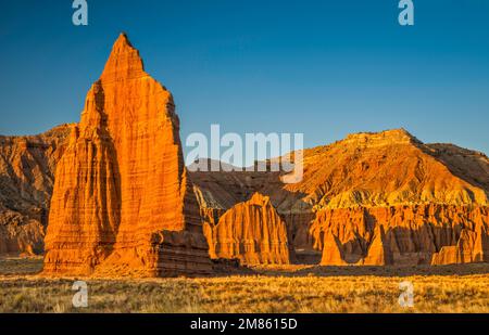 Temple of the Moon all'alba, Hartnet mesa in distance, Lower Cathedral Valley, Capitol Reef National Park, Utah, USA Foto Stock