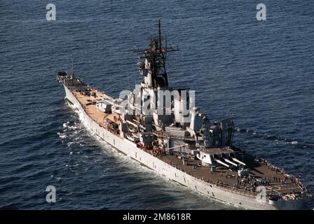 Una vista aerea del porto della nave da guerra USS MISSOURI (BB-63) in corso. Paese: Sconosciuto Foto Stock