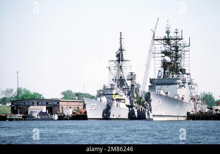 Una vista della prua portuale del cacciatorpediniere guidato USS RICHARD E. BYRD (DDG-23) e del cacciatorpediniere USS COMTE DE GRASSE (DD-974) in fase di revisione. Base: Portsmouth Stato: Virginia (VA) Nazione: Stati Uniti d'America (USA) Foto Stock