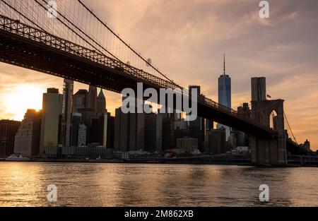 Tramonto su Manhattan, catturato da DUMBO a Brooklyn New York USA Foto Stock