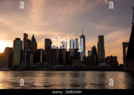 Tramonto su Manhattan, catturato da DUMBO a Brooklyn New York USA Foto Stock