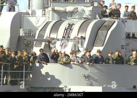 I membri dell'equipaggio a bordo della nave di atterraggio cisterna USS SPARTANBURG COUNTY (LST-1192) osservano dalla ferrovia mentre la loro nave partecipa a esercitazioni di manovra 'leapfrog' con altre navi U. S. Navy. Le navi sono in rotta per la NATO esercizio NORD MATRIMONIO '86. Sullo sfondo è presente un attacco per pistola antiaerea Mark da 32 3 pollici, calibro 50. Soggetto operativo/Serie: MATRIMONIO SETTENTRIONALE '86 Paese: Oceano Atlantico Settentrionale Foto Stock