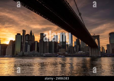 Tramonto su Manhattan, catturato da DUMBO a Brooklyn New York USA Foto Stock