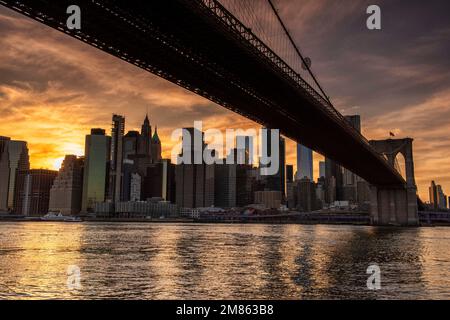 Tramonto su Manhattan, catturato da DUMBO a Brooklyn New York USA Foto Stock