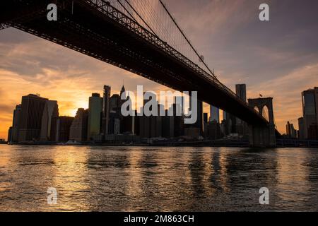 Tramonto su Manhattan, catturato da DUMBO a Brooklyn New York USA Foto Stock