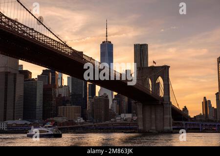 Tramonto su Manhattan, catturato da DUMBO a Brooklyn New York USA Foto Stock